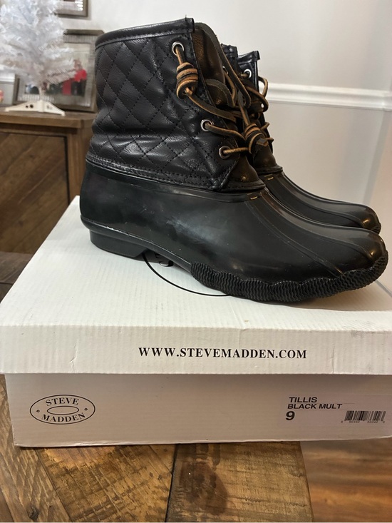 Steve Madden Shoes - Steve Madden Black Quilted Lace-Up Duck Boots
